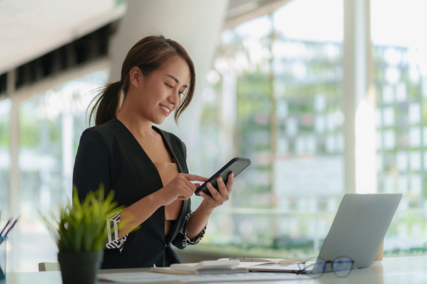 Teilnehmerin arbeitet konzentriert an ihrer Finanzplanung